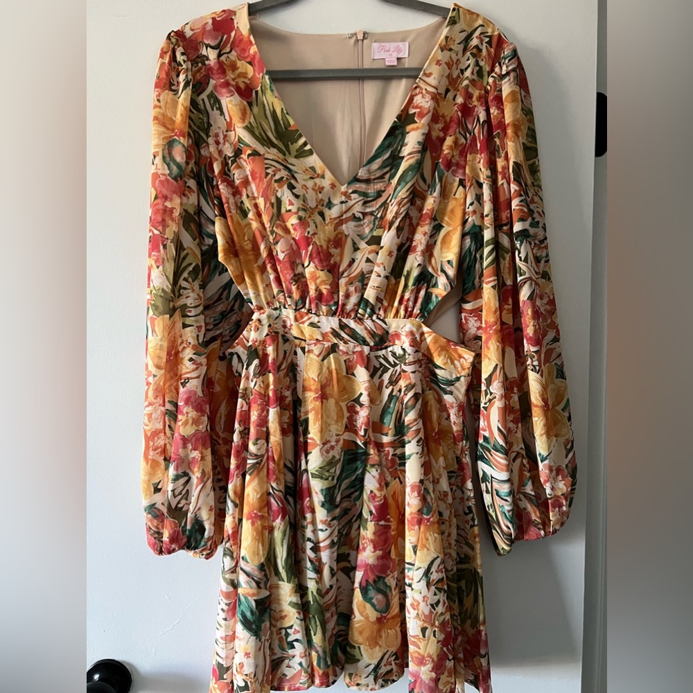 Short dress, never been worn, size M